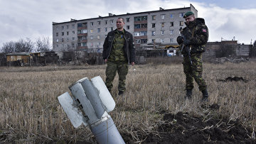 Пророссийские ополченцы рядом с неразорвавшейся ракетой «Ураган» в Дебальцево