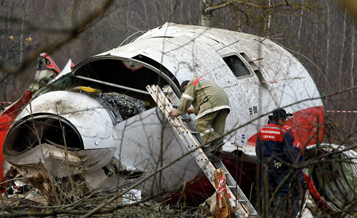 Сотрудник МЧС на месте крушения самолета президента Польши Качиньского