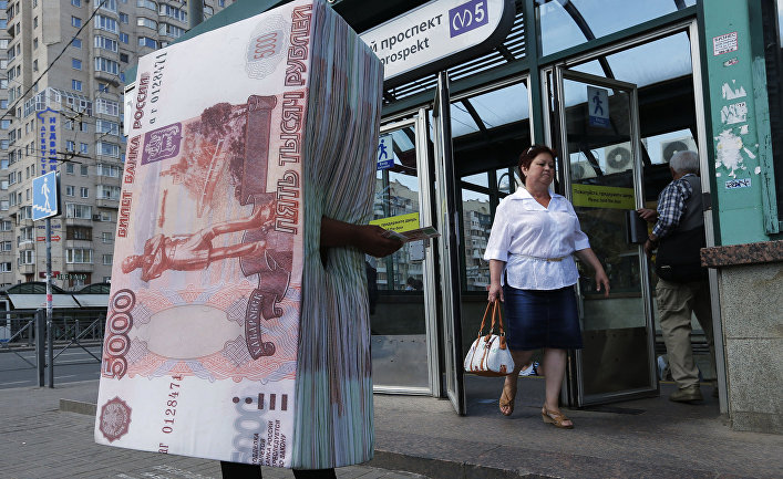Человек в костюме пачки пятитысячных банкнот раздает флаеры у выхода из метро в Санкт-Петербурге