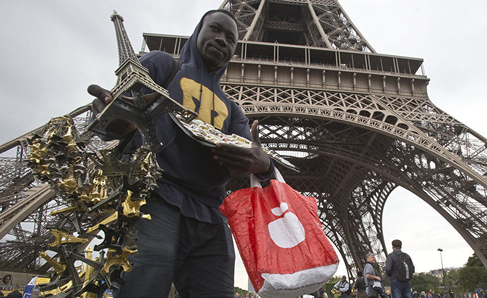Нелегальный торговец возле Эйфелевой башни в Париже
