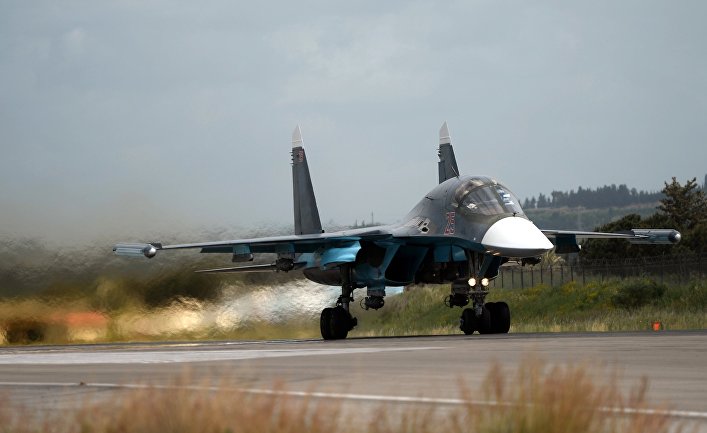 Российский истребитель Су-34 совершает взлет на авиабазе «Хмеймим» в Сирии