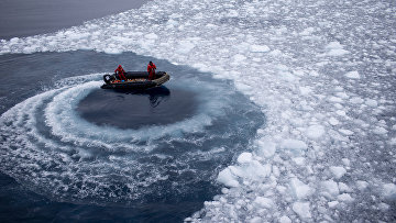 Чилийские моряки готовятся забрать ученых с корабля Aquiles и доставить их на базу «Бернардо О'Хиггинс»