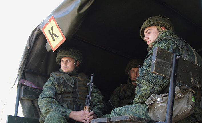 Военнослужащие ожидают отвода техники в районе пропускного пункта «Станица Луганская» в Донбассе
