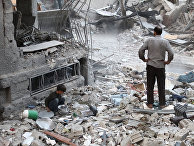 Развалины зданий после авиаударов в городе Дума