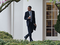 Президент США Барак Обама возле белого дома в Вашингтоне