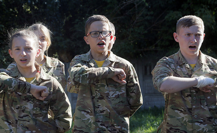 Дети проходят военную подготовку в украинском добровольческом батальоне «Азовец» в Малаховке