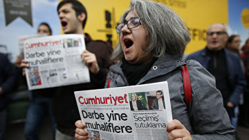 Читатели Cumhuriyet у офиса газеты в Стамбуле после ареста журналистов издания