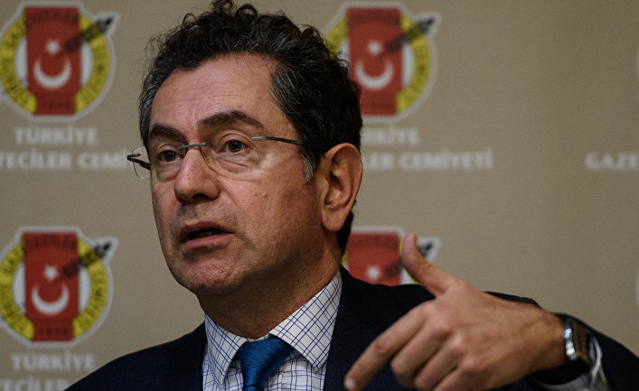 Журналист Кадри Гюрсель во время пресс-конференции в Стамбуле