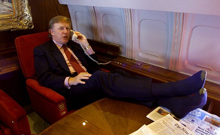 Дональд Трамп в частном самолете