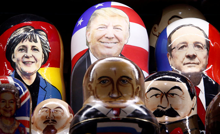 Русские матрешки с лицами известных политиков в сувенирном магазине в центре Москвы