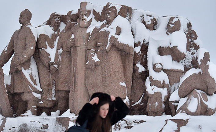 Заснеженный монумент «Воссоединение Украины с Россией» после сильного снегопада в Киеве