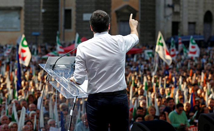 Премьер-министр Италии Маттео Ренци выступает на митинге в Риме