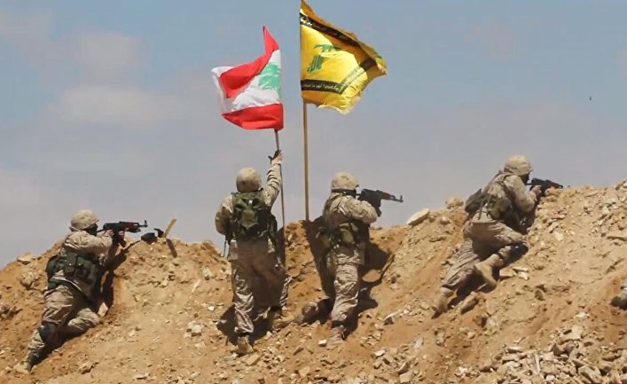 Бойцы ливанского движения «Хезболлах» освобождают высоту аль-Барух на ливано-сирийской границе.