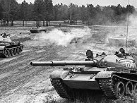 Советские танки Т-62 на учениях