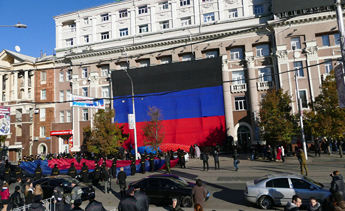 Участники праздничных мероприятий, посвященных Дню флага Донецкой народной республики, в Донецке