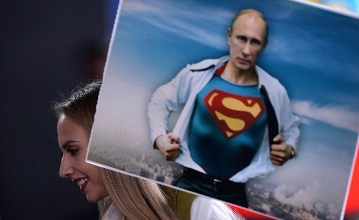 Журналист с плакатом перед началом двенадцатой большой ежегодной пресс-конференции Владимира Путина