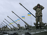 Украинские солдаты готовятся к встрече к Петром Порошенко на военной базе рядом с Житомиром
