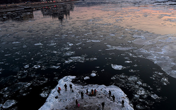 Люди фотографируют льдины в водах Дуная в центре Будапешта