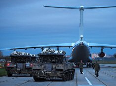 Погрузка боевых машин десанта БМД-2 в Ил-76 на аэродроме Дягилево