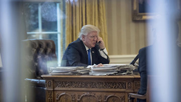 Президент США Дональд Трамп во время телефонного разговора с Ангелой Меркель