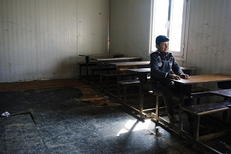 Иракский мальчик снова идет в школу