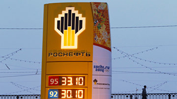 Логотип компании «Роснефть» на заправочной станции в Москве