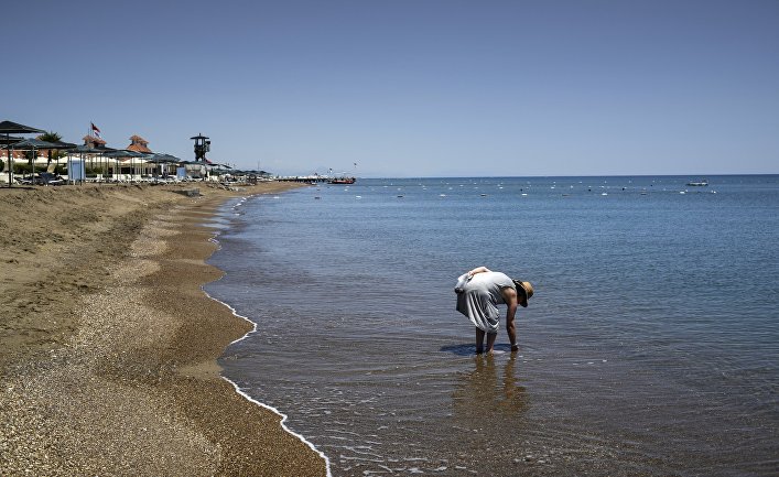 Женщина на одном из пляжей в Анталье