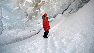 Президент РФ Владимир Путин во время посещения пещеры Ледника полярных летчиков на острове Земля Александры архипелага Земля Франца-Иосифа