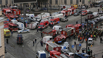 Аварийно-спасательные службы на месте взрыва в метро «Сенная площадь» в Санкт-Петербурге
