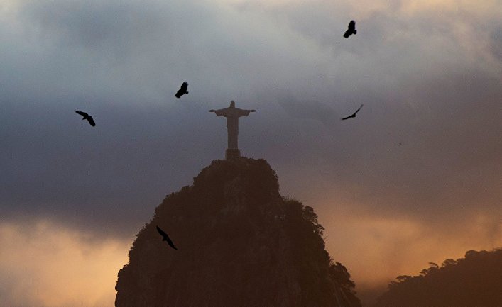 Вид на статую Христа-Искупителя на вершине горы Корковаду со смотровой площадки на горе "Сахарная голова" в Рио-де-Жанейро