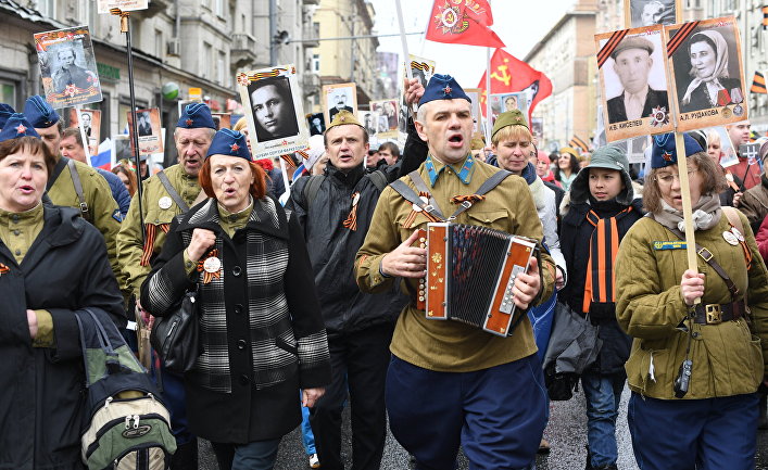 Участники акции "Бессмертный полк" в Москве