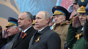 Президент РФ - Верховный главнокомандующий вооружёнными силами РФ Владимир Путин и президент Молдавия Игорь Додон