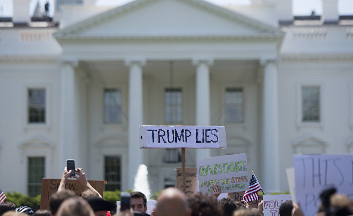 Акция протеста перед Белым домом в Вашингтоне