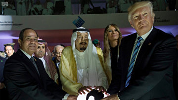 Президент Египта Абдель Фаттах Аль-Сиси, король Саудовской Аравии Салман, первая леди США Мелания Трамп и президент США Дональд Трамп