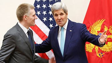 Госсекретарь США Джон Керри и министр иностранных дел Черногории Игор Лукшич во время встречи министров иностранных дел стран НАТО в Брюсселе