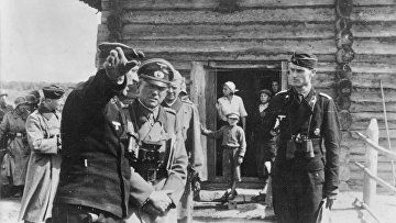 Немецкий генерал Гудериан Гейнц инспектирует командный пункт танкового полка на территории СССР, август 1941 года