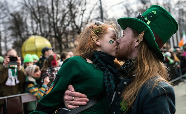 Участники парада в честь празднования Дня святого Патрика в парке "Сокольники" в Москве