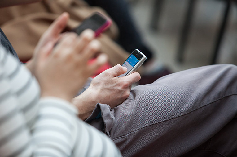 Люди с мобильными телефонами