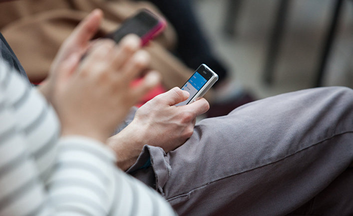 Люди с мобильными телефонами