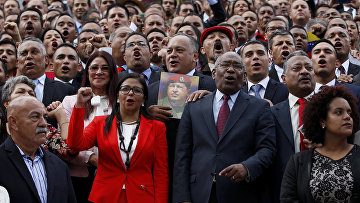 Члены учредительного собрания Венесуэлы на ступеньках здания Национальной Ассамблеи в Каракасе