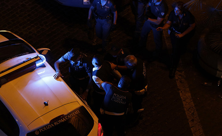 Полиция задерживает нарушителя в Риме