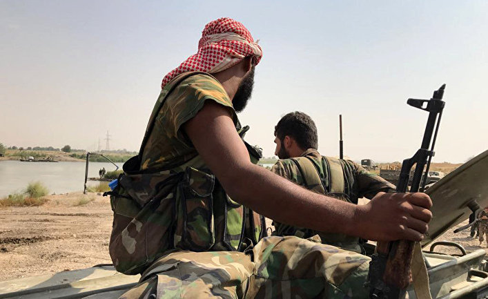 Бойцы сирийской армии во время подготовки к форсированию реки Ефрат в районе города Дейр-эз-Зор. 18 сентября 2017