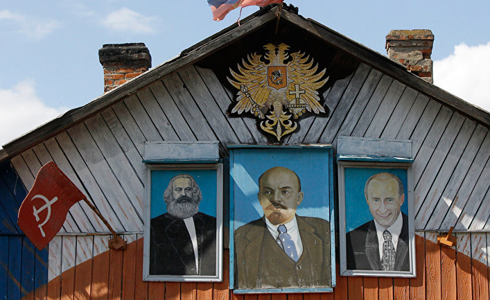 Портреты К.Маркса, В.Ленина, В.Путина на фасаде частного дома
