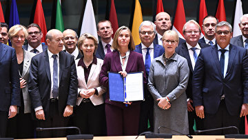 Глава европейской внешней политики ЕС Федерика Могерини и министры иностранных дел и министры обороны стран ЕС после подписания соглашения по обороне PESCO