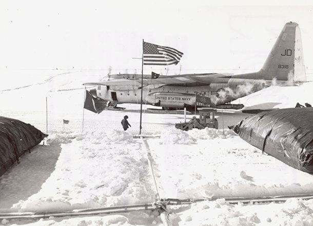 Самолет на американской антарктической станции «Плато»
