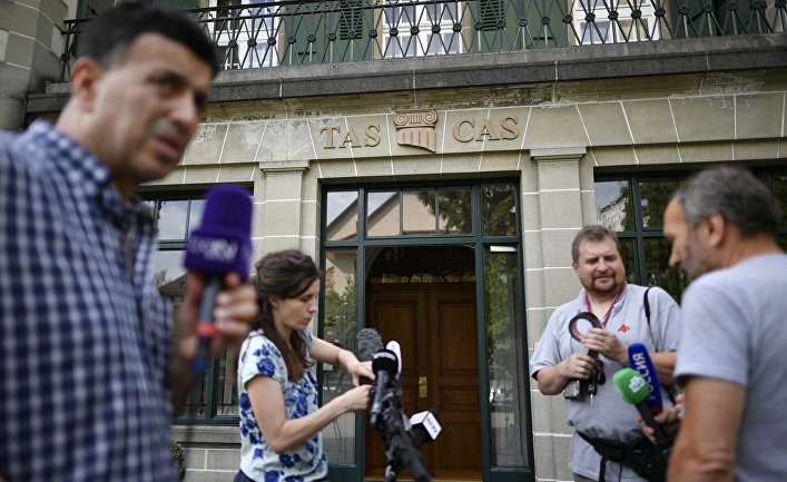 Журналисты у штаб-квартиры Спортивного арбитражного суда (CAS) в Лозанне.