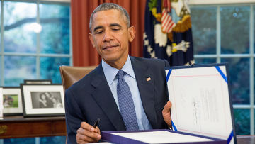 Президент США Барак Обама подписывает двухпартийный законопроект о бюджете
