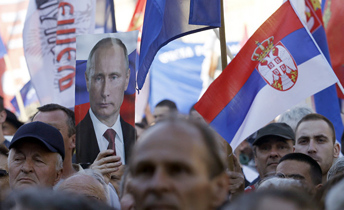 Сторонники сербской радикальной партии с портретом президента России Владимира <a href=