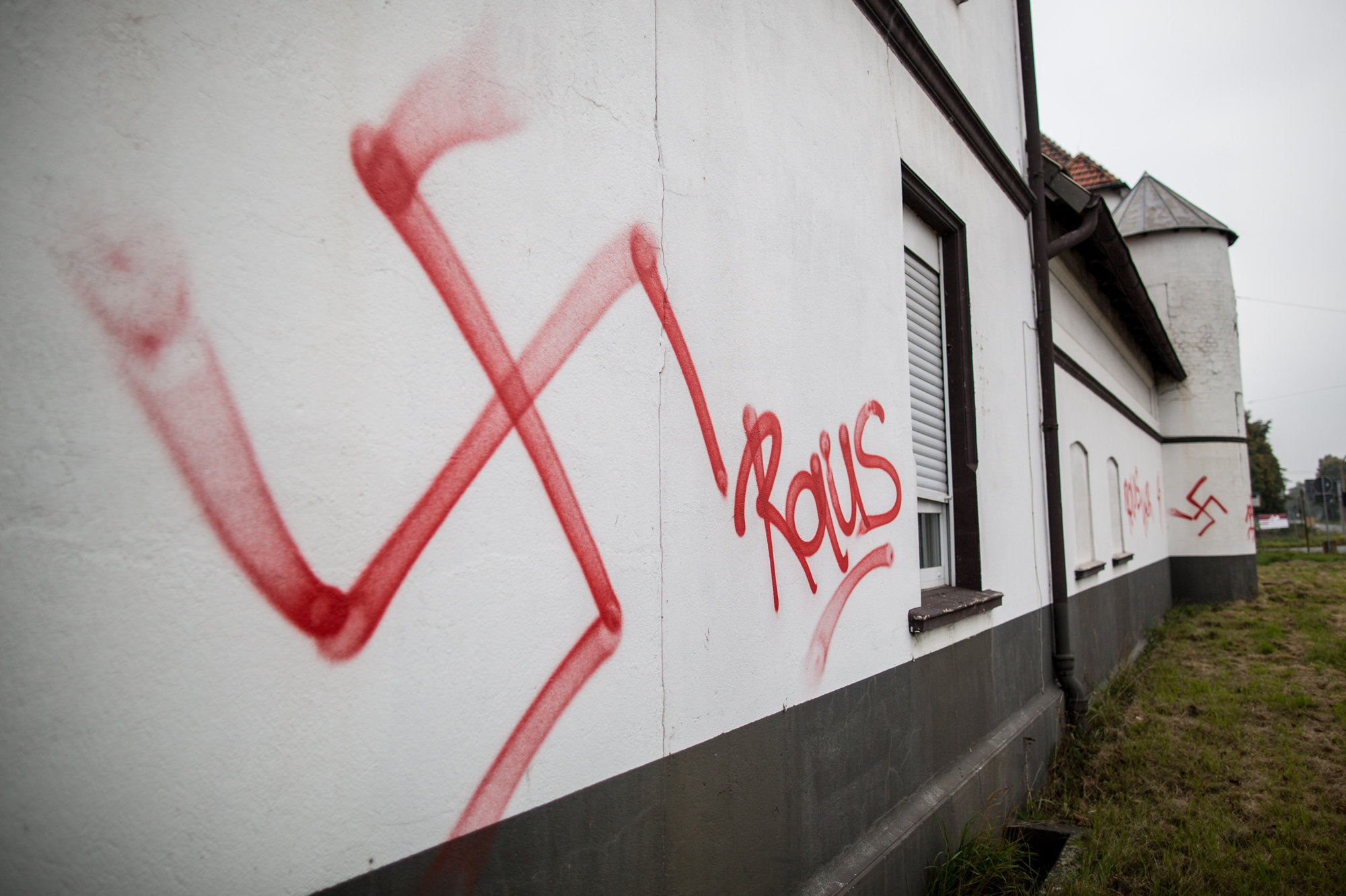 Nazi граффити. Активисты граффити. Main further
