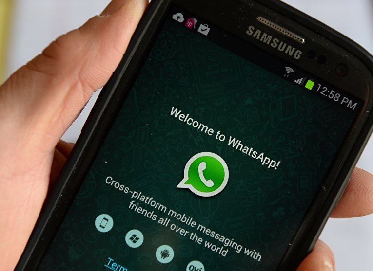 Мессенджер WhatsApp на экране мобильного телефона